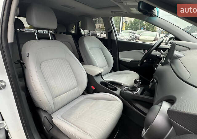 Белый Хендай Kona, объемом двигателя 2 л и пробегом 100 тыс. км за 17000 $, фото 6 на Automoto.ua