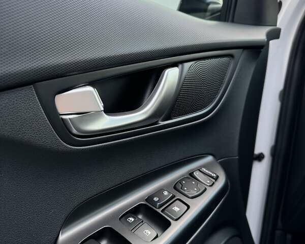 Белый Хендай Kona, объемом двигателя 0 л и пробегом 115 тыс. км за 18800 $, фото 45 на Automoto.ua