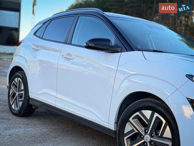 Белый Хендай Kona, объемом двигателя 0 л и пробегом 148 тыс. км за 18500 $, фото 3 на Automoto.ua