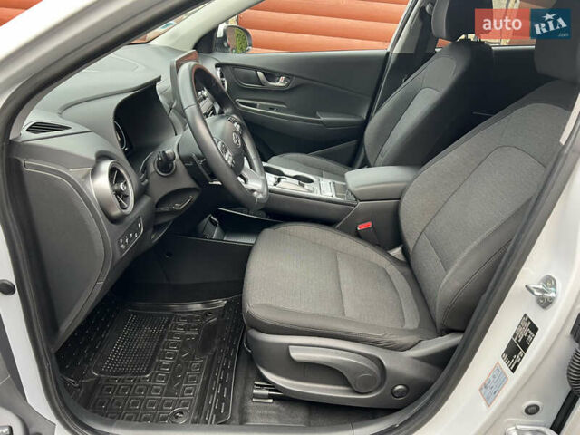 Белый Хендай Kona, объемом двигателя 0 л и пробегом 46 тыс. км за 17500 $, фото 7 на Automoto.ua