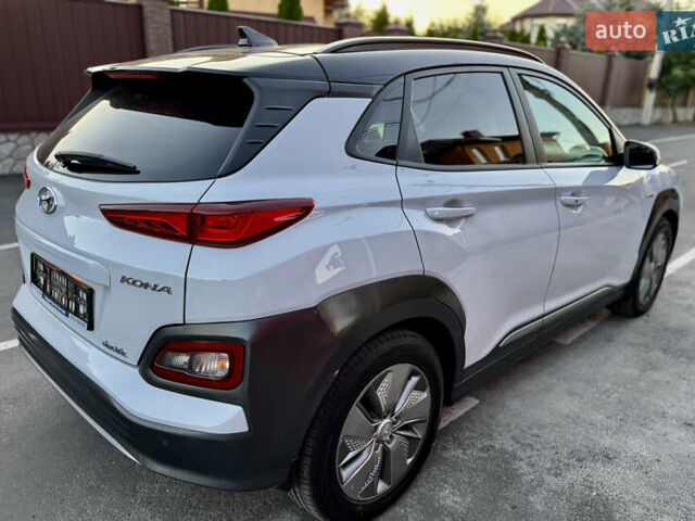 Білий Хендай Kona, об'ємом двигуна 0 л та пробігом 100 тис. км за 15900 $, фото 6 на Automoto.ua