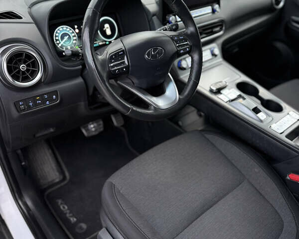 Білий Хендай Kona, об'ємом двигуна 0 л та пробігом 63 тис. км за 16499 $, фото 22 на Automoto.ua