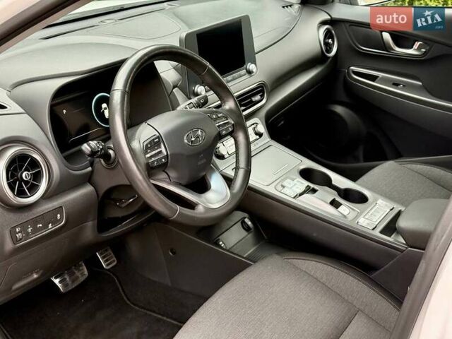 Белый Хендай Kona, объемом двигателя 0 л и пробегом 33 тыс. км за 17700 $, фото 19 на Automoto.ua
