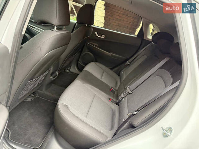 Белый Хендай Kona, объемом двигателя 0 л и пробегом 65 тыс. км за 17400 $, фото 32 на Automoto.ua