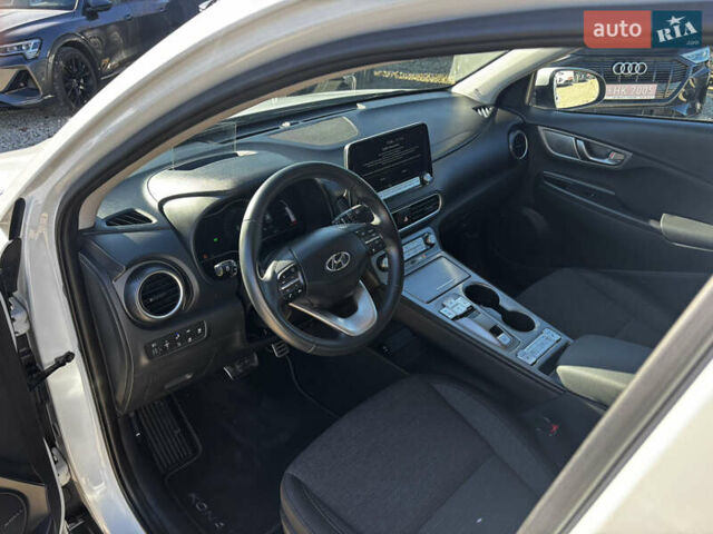 Білий Хендай Kona, об'ємом двигуна 0 л та пробігом 53 тис. км за 15900 $, фото 24 на Automoto.ua