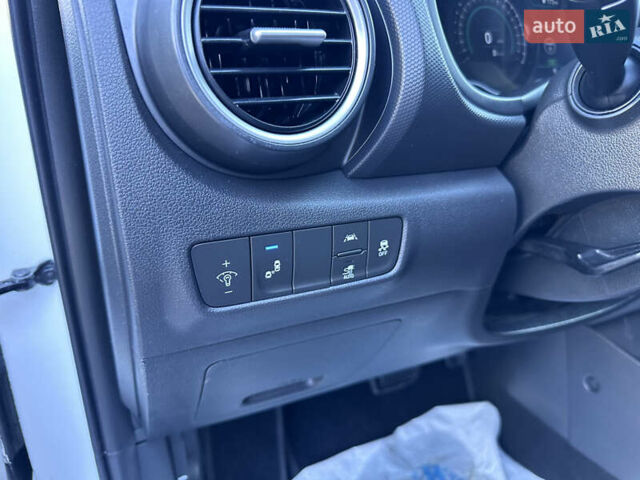 Білий Хендай Kona, об'ємом двигуна 0 л та пробігом 115 тис. км за 16800 $, фото 23 на Automoto.ua
