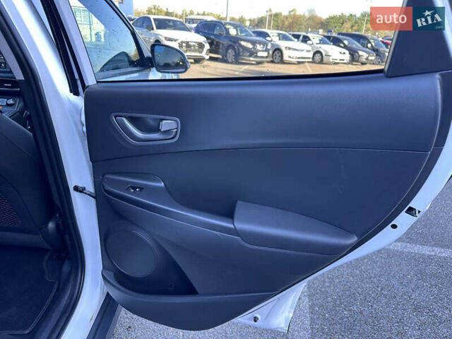 Білий Хендай Kona, об'ємом двигуна 0 л та пробігом 115 тис. км за 16800 $, фото 19 на Automoto.ua