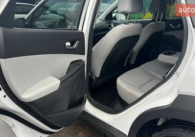 Белый Хендай Kona, объемом двигателя 2 л и пробегом 100 тыс. км за 17000 $, фото 10 на Automoto.ua