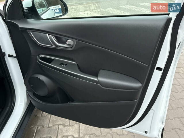 Белый Хендай Kona, объемом двигателя 0 л и пробегом 86 тыс. км за 17800 $, фото 26 на Automoto.ua