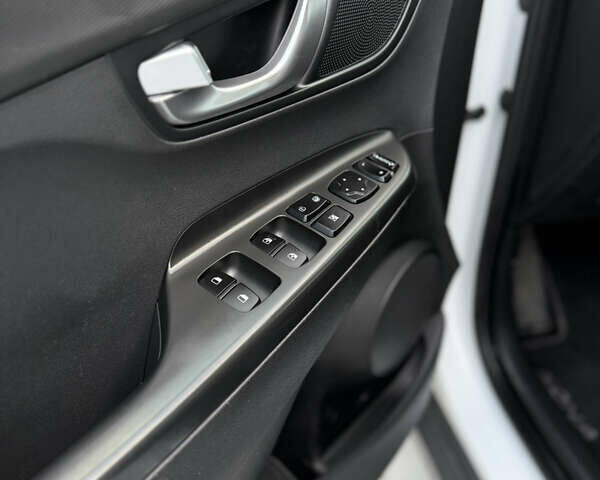 Білий Хендай Kona, об'ємом двигуна 0 л та пробігом 63 тис. км за 16499 $, фото 21 на Automoto.ua