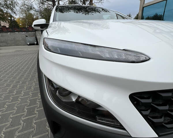 Білий Хендай Kona, об'ємом двигуна 1.58 л та пробігом 49 тис. км за 18700 $, фото 21 на Automoto.ua