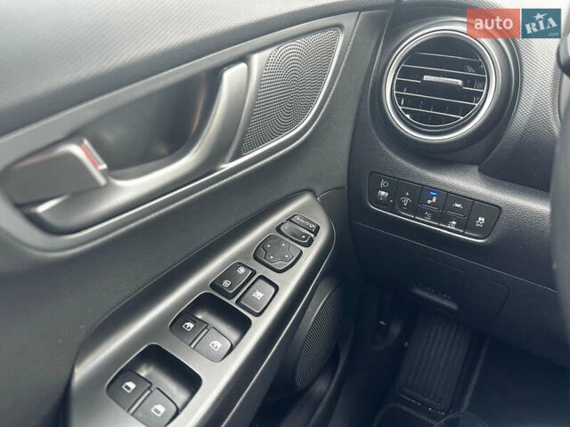 Белый Хендай Kona, объемом двигателя 0 л и пробегом 130 тыс. км за 18900 $, фото 22 на Automoto.ua