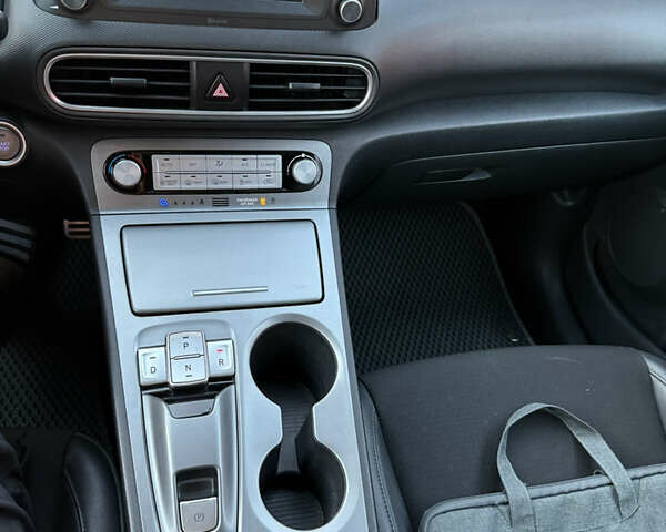 Білий Хендай Kona, об'ємом двигуна 0 л та пробігом 100 тис. км за 15900 $, фото 12 на Automoto.ua