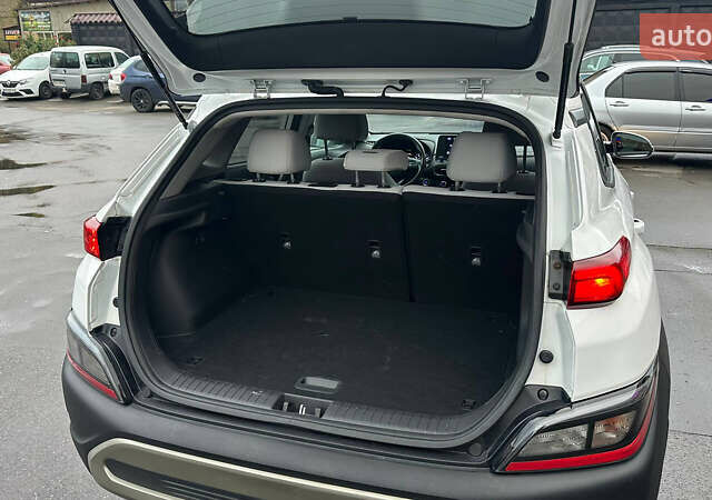 Белый Хендай Kona, объемом двигателя 2 л и пробегом 100 тыс. км за 17000 $, фото 11 на Automoto.ua