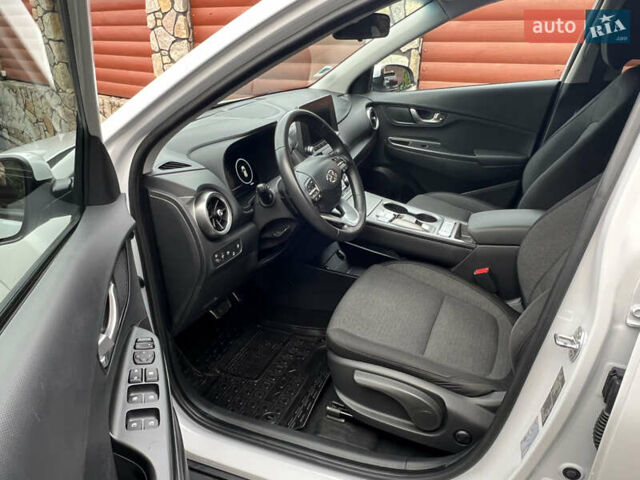 Белый Хендай Kona, объемом двигателя 0 л и пробегом 46 тыс. км за 17500 $, фото 21 на Automoto.ua