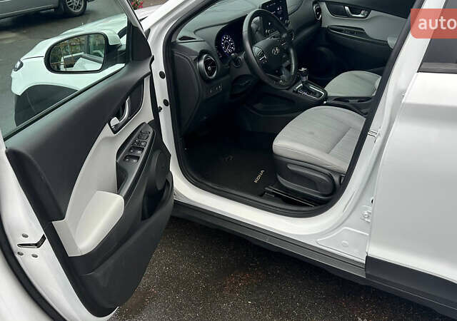 Белый Хендай Kona, объемом двигателя 2 л и пробегом 100 тыс. км за 17000 $, фото 5 на Automoto.ua