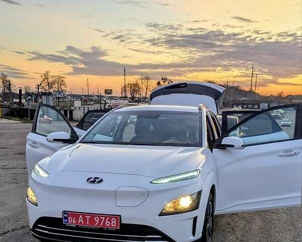 Білий Хендай Kona, об'ємом двигуна 0 л та пробігом 79 тис. км за 16950 $, фото 14 на Automoto.ua