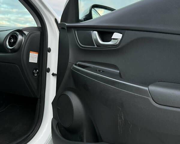 Білий Хендай Kona, об'ємом двигуна 0 л та пробігом 63 тис. км за 16499 $, фото 7 на Automoto.ua
