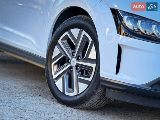 Белый Хендай Kona, объемом двигателя 0 л и пробегом 148 тыс. км за 18500 $, фото 6 на Automoto.ua