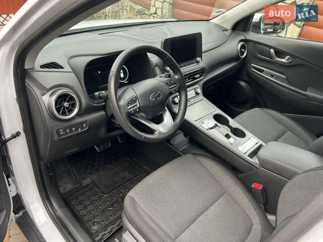 Белый Хендай Kona, объемом двигателя 0 л и пробегом 46 тыс. км за 17500 $, фото 9 на Automoto.ua