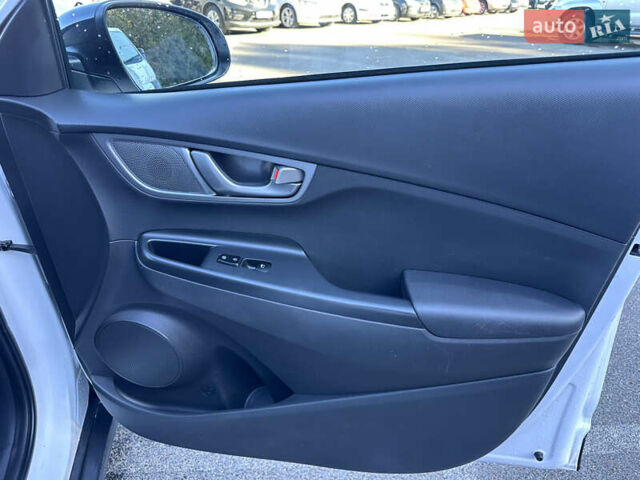 Білий Хендай Kona, об'ємом двигуна 0 л та пробігом 115 тис. км за 16800 $, фото 13 на Automoto.ua