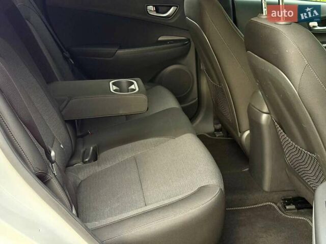 Белый Хендай Kona, объемом двигателя 0 л и пробегом 39 тыс. км за 17400 $, фото 24 на Automoto.ua