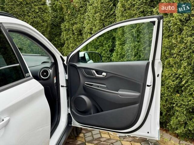 Белый Хендай Kona, объемом двигателя 0 л и пробегом 33 тыс. км за 17700 $, фото 25 на Automoto.ua