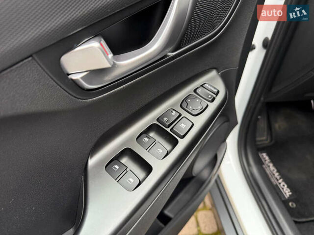 Белый Хендай Kona, объемом двигателя 0 л и пробегом 65 тыс. км за 17400 $, фото 40 на Automoto.ua