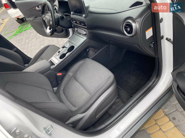 Білий Хендай Kona, об'ємом двигуна 0 л та пробігом 35 тис. км за 15500 $, фото 19 на Automoto.ua