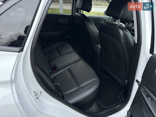 Белый Хендай Kona, объемом двигателя 0 л и пробегом 86 тыс. км за 18600 $, фото 23 на Automoto.ua