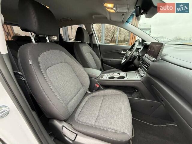 Білий Хендай Kona, об'ємом двигуна 0 л та пробігом 20 тис. км за 18699 $, фото 32 на Automoto.ua