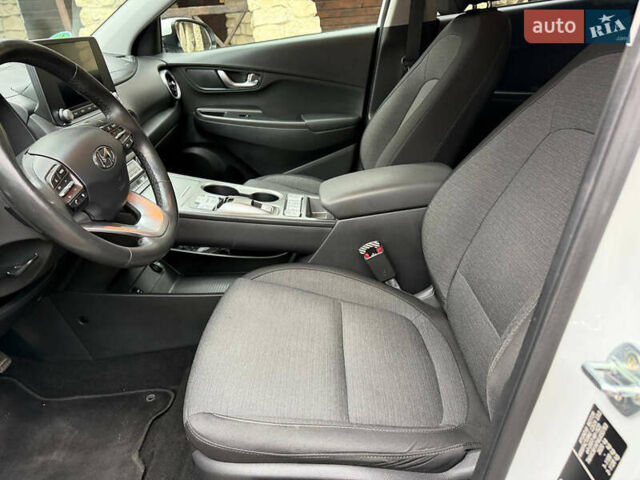 Белый Хендай Kona, объемом двигателя 0 л и пробегом 65 тыс. км за 17400 $, фото 37 на Automoto.ua