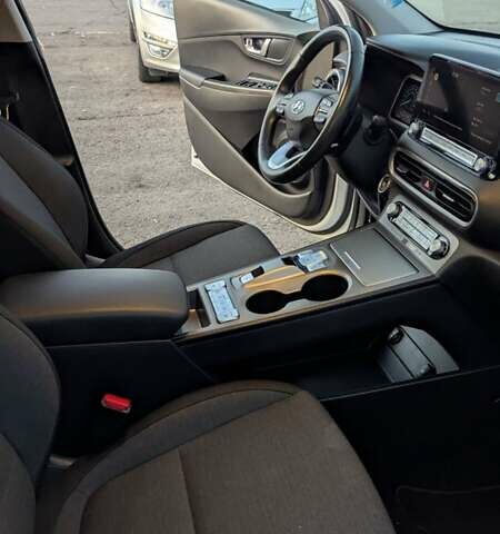 Білий Хендай Kona, об'ємом двигуна 0 л та пробігом 79 тис. км за 16950 $, фото 22 на Automoto.ua