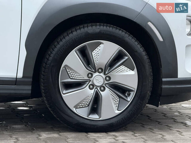Белый Хендай Kona, объемом двигателя 0 л и пробегом 86 тыс. км за 18600 $, фото 11 на Automoto.ua