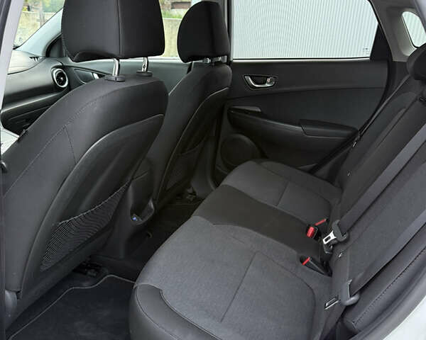 Білий Хендай Kona, об'ємом двигуна 0 л та пробігом 63 тис. км за 16499 $, фото 14 на Automoto.ua