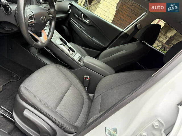 Белый Хендай Kona, объемом двигателя 0 л и пробегом 65 тыс. км за 17400 $, фото 39 на Automoto.ua