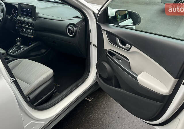 Белый Хендай Kona, объемом двигателя 2 л и пробегом 100 тыс. км за 17000 $, фото 8 на Automoto.ua