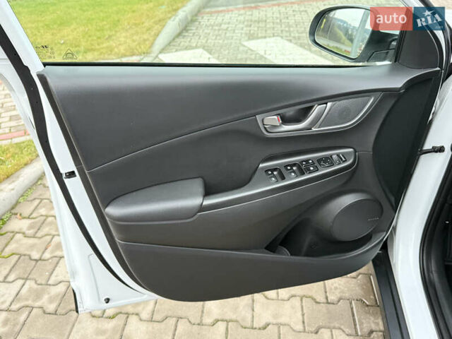 Белый Хендай Kona, объемом двигателя 0 л и пробегом 86 тыс. км за 17800 $, фото 15 на Automoto.ua