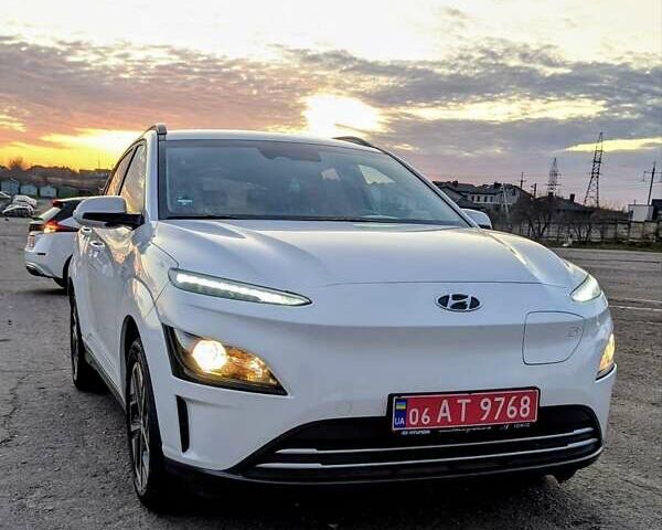 Білий Хендай Kona, об'ємом двигуна 0 л та пробігом 79 тис. км за 16950 $, фото 3 на Automoto.ua