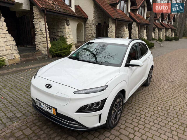 Белый Хендай Kona, объемом двигателя 0 л и пробегом 65 тыс. км за 17400 $, фото 2 на Automoto.ua