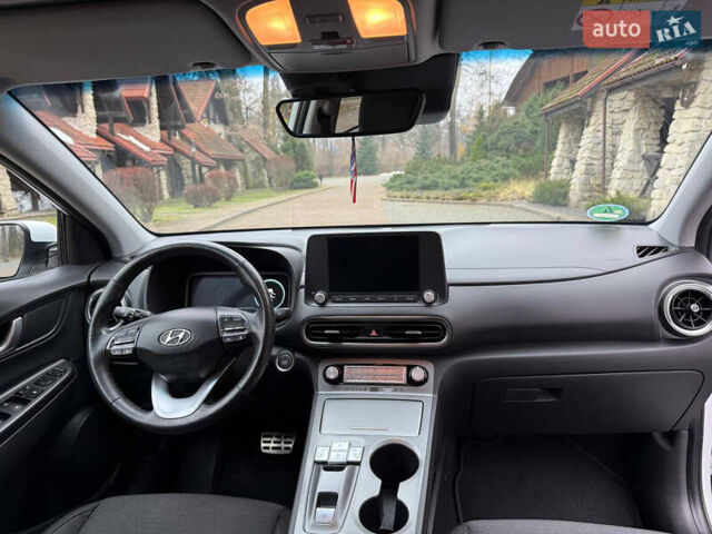 Белый Хендай Kona, объемом двигателя 0 л и пробегом 65 тыс. км за 17400 $, фото 33 на Automoto.ua