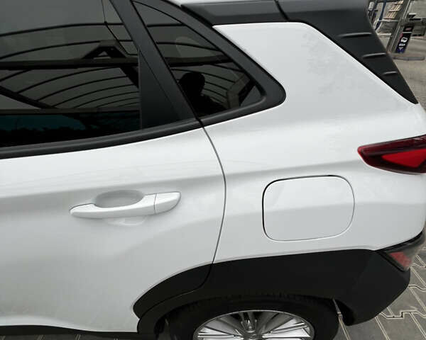 Білий Хендай Kona, об'ємом двигуна 1.58 л та пробігом 49 тис. км за 18700 $, фото 18 на Automoto.ua