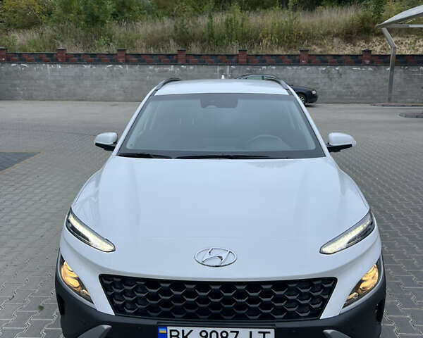 Білий Хендай Kona, об'ємом двигуна 1.58 л та пробігом 49 тис. км за 18700 $, фото 2 на Automoto.ua