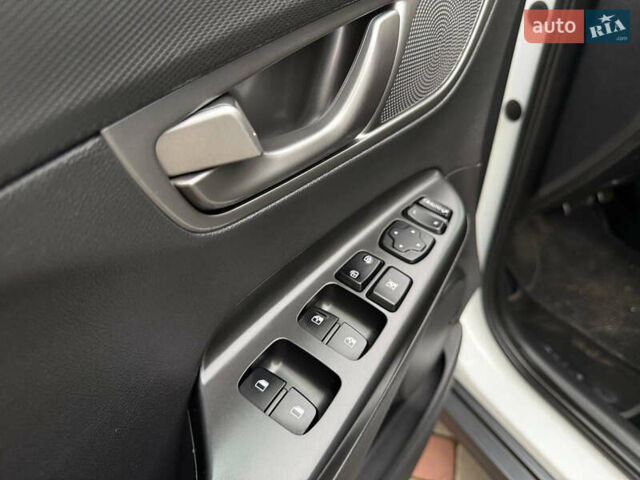 Білий Хендай Kona, об'ємом двигуна 0 л та пробігом 174 тис. км за 17800 $, фото 31 на Automoto.ua