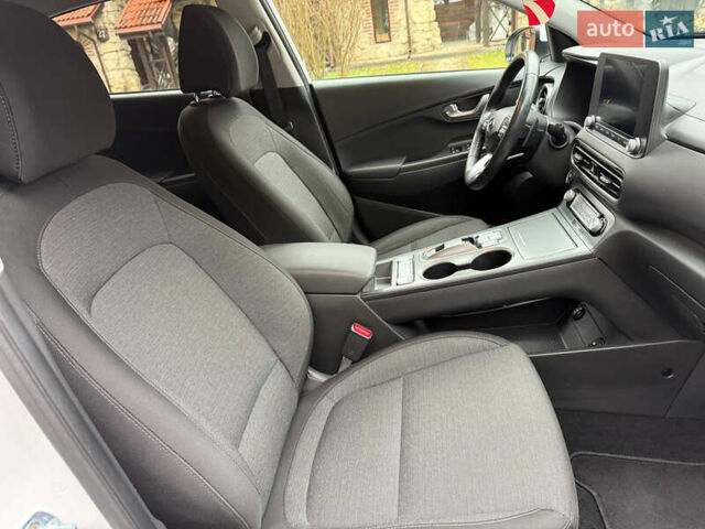 Белый Хендай Kona, объемом двигателя 0 л и пробегом 65 тыс. км за 17400 $, фото 35 на Automoto.ua