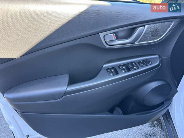 Білий Хендай Kona, об'ємом двигуна 0 л та пробігом 115 тис. км за 16800 $, фото 22 на Automoto.ua
