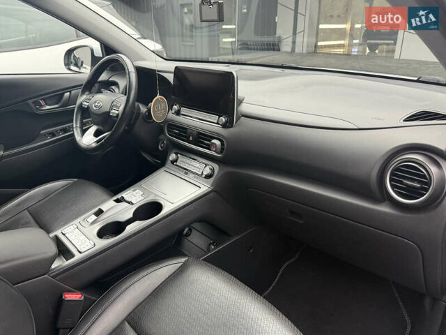 Белый Хендай Kona, объемом двигателя 0 л и пробегом 89 тыс. км за 18999 $, фото 54 на Automoto.ua