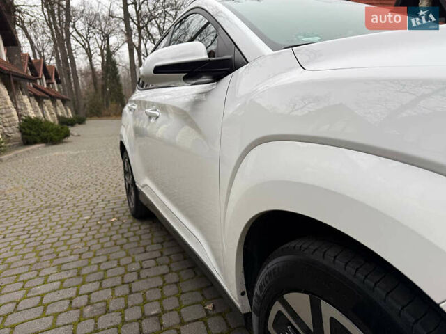 Белый Хендай Kona, объемом двигателя 0 л и пробегом 65 тыс. км за 17400 $, фото 17 на Automoto.ua