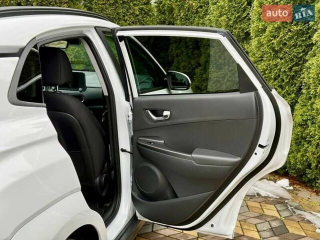 Белый Хендай Kona, объемом двигателя 0 л и пробегом 33 тыс. км за 17700 $, фото 23 на Automoto.ua