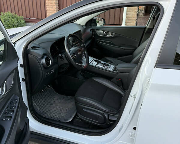 Білий Хендай Kona, об'ємом двигуна 0 л та пробігом 100 тис. км за 15900 $, фото 13 на Automoto.ua